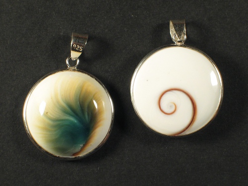 Operculum pendant round w/silver 2cm