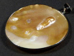 Freshwater shell pendant round with pearl 5,5cm *unique*