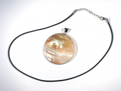 Freshwater shell pendant round with pearls 5,5cm *unique*