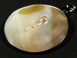Freshwater shell pendant round with pearl 5,5cm *unique*