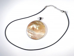 Freshwater shell pendant round with pearl 5,5cm *unique*