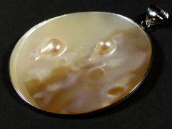 Swassermuschel-Anhnger rund mit Perlen 5,5cm *Unikat*